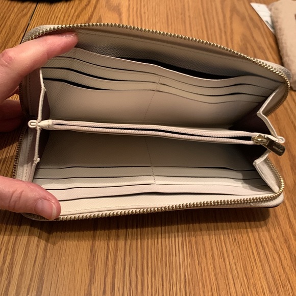 Coach wallet.  OFF WHITE.  Shows signs of wear.  USED. - Picture 3 of 5